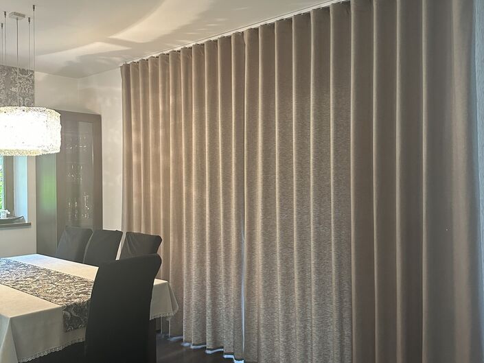 Przytulne, eleganckie wnętrze z zasłoniętymi zasłonami