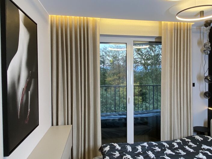Elegancka, modna sypialnia w neutralnych, beżowych kolorach