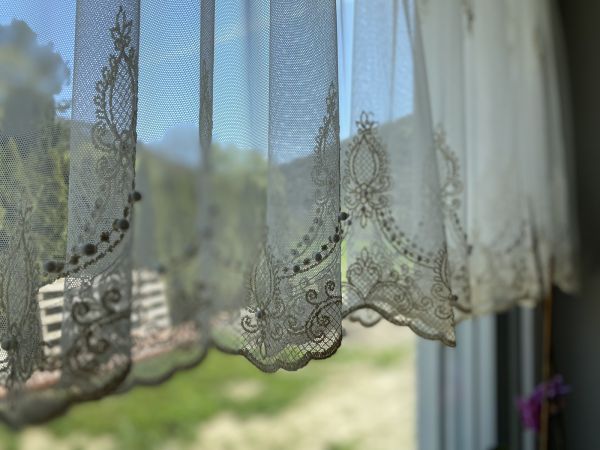 Firana haftowana z perełkami, ecri