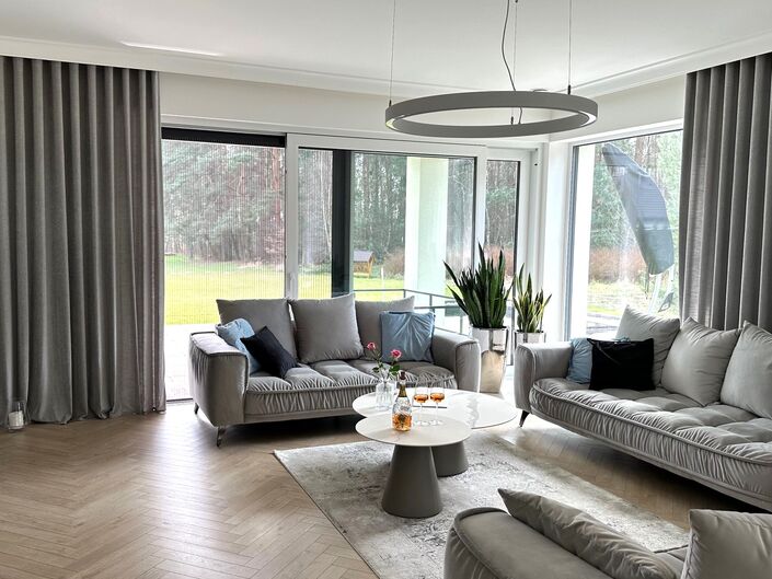 Elegancki salon w naturalnych, szaro beżowych kolorach