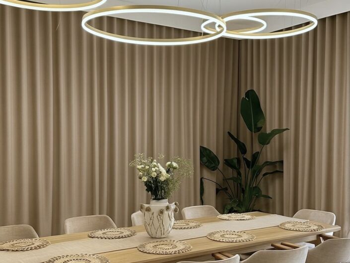 Elegancki salon z beżowymi zasłonami