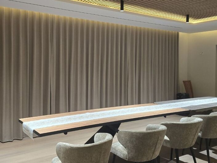 Elegancki salon, zasłony do zasłaniania w beżowym kolorze